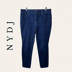 1575. NYDJ SKINNY LEGGING LIFT X‎ TUCK TECHNOLOGY JEANS SIZE 12 DARK WASH COLOR